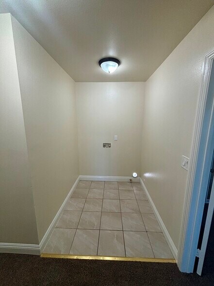 Building Photo - 155 W 77th St