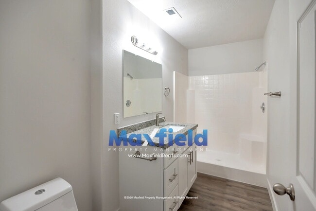 Building Photo - Upstairs Unit - St George - Near Costco and Home Depot Available Now - 3 BD 2 BA 2 GAR