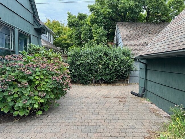 Building Photo - Private room for rent in Laurlhurst