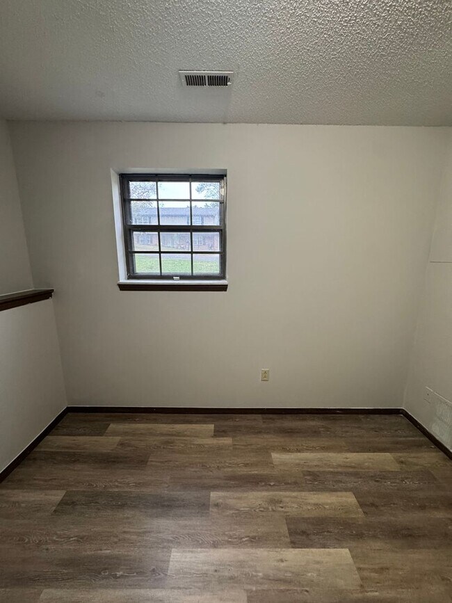 Building Photo - 2008 Juniper Dr