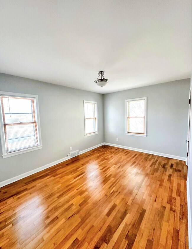 Master w/ 2 closets - 2119 14th St S