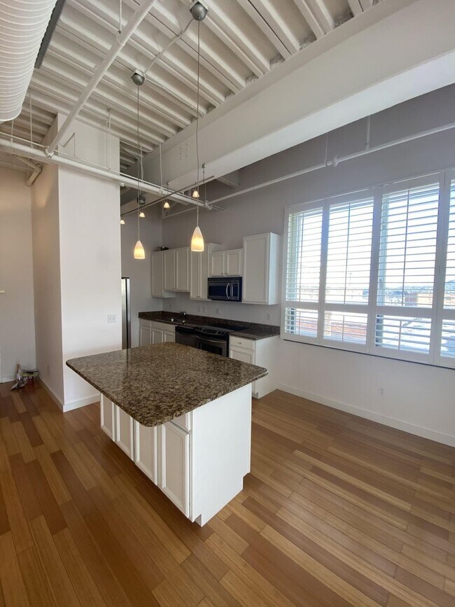 Building Photo - Amazing Studio with Patio and Views