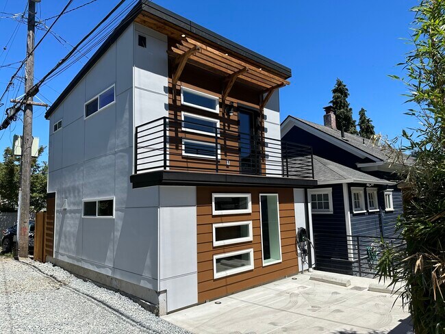 Building Photo - 5509 Brooklyn Ave NE