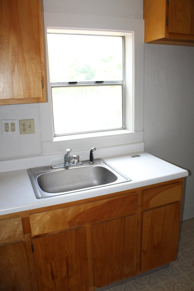 Building Photo - 1518 Siskiyou St