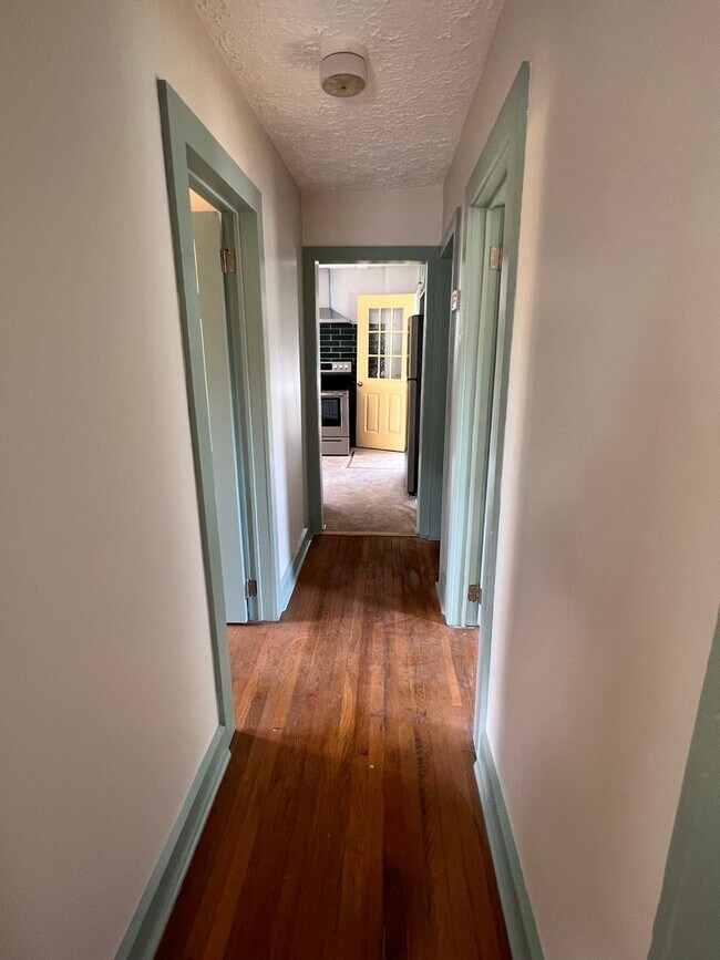 Building Photo - Oakley/Biltmore 3 Bedrooms/1 Bathroom!