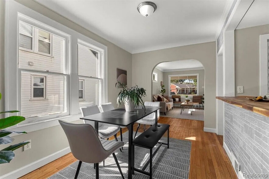 Building Photo - 3369 Pelham St