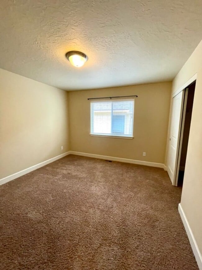Building Photo - Gorgeous single level home in NE Bend!