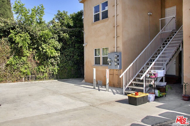 Building Photo - 6071 1/2 Pickford St