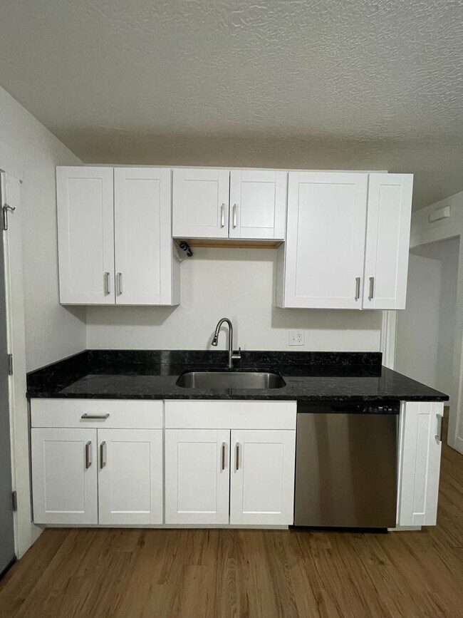Building Photo - Lambourne Duplex