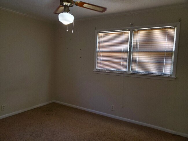 Building Photo - Cozy Home