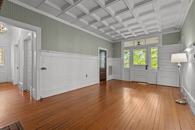 Building Photo - 802 N Poplar St