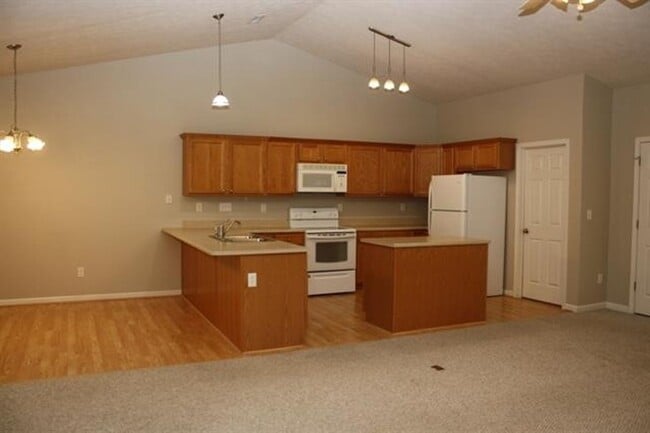 Building Photo - CUTE 3 BEDROOM IN COLONY PINES