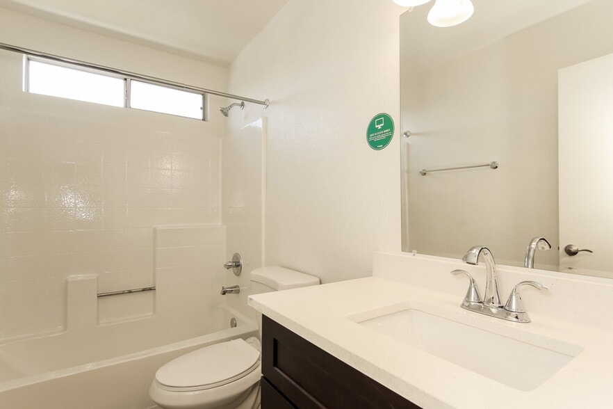 Building Photo - 7631 W Cinnabar Ave