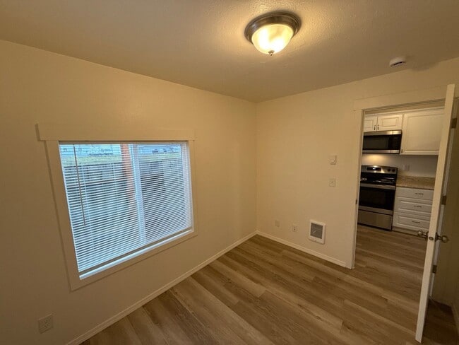 Building Photo - 3357 Portland Rd NE