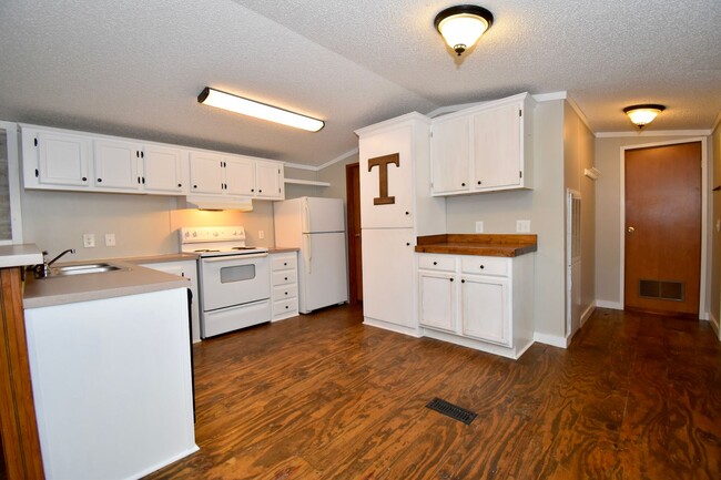 Building Photo - 3 Bedroom 2 Bath Mobile Home in Choudrant