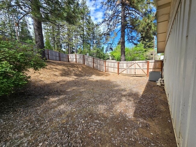 Building Photo - 3-bedroom, 2-bath home in Grass Valley