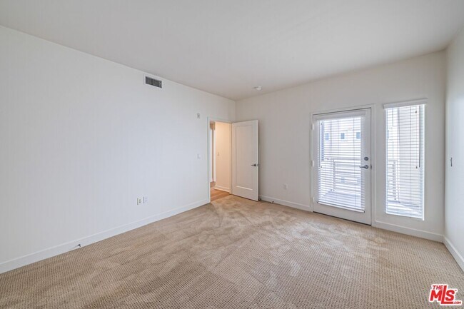 Building Photo - 436 S Virgil Ave