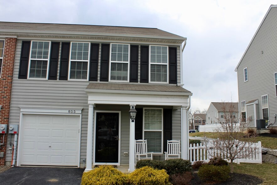 Building Photo - 855 Fawn Ln