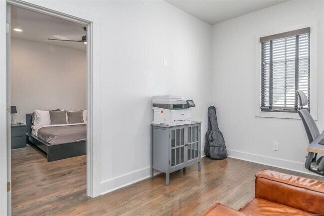 Building Photo - Desirable Hampstead Living!