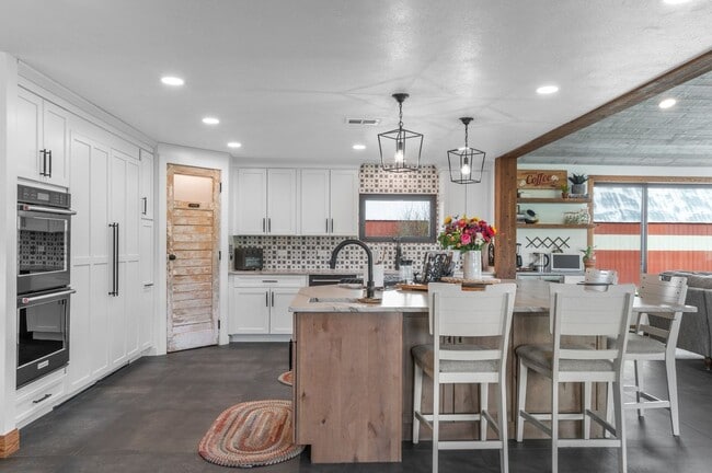 Building Photo - Sedalia Oasis on 8+ Acres