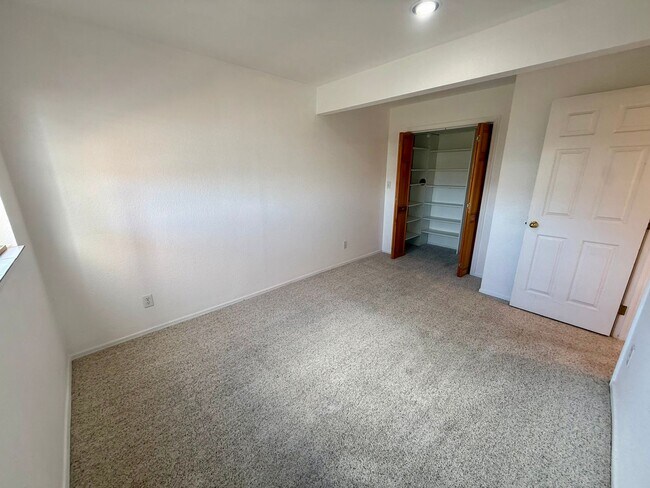 Building Photo - 537 Canyon View Dr