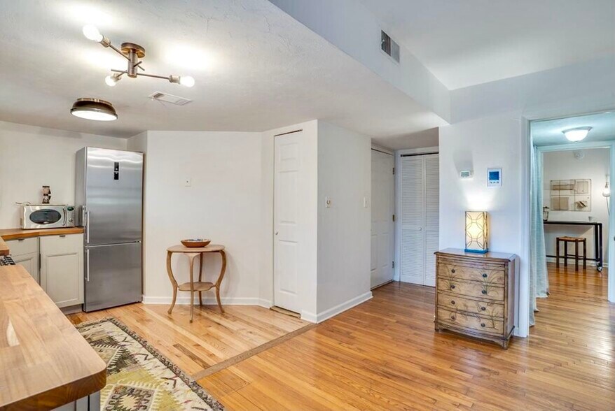 Building Photo - 360 S Franklin Blvd