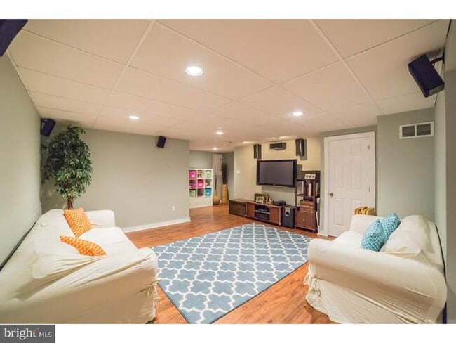 Building Photo - 427 Oakmont Ct