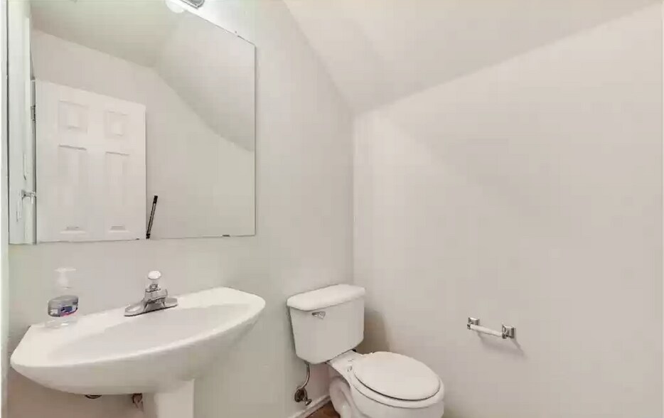 1st Floor Guest bathroom - 876 Sagewood Trl