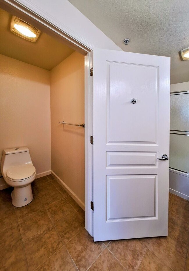 Building Photo - Beautiful 2bd Condo In Gated Community With Pool, Gym, and In-unit Laundry!