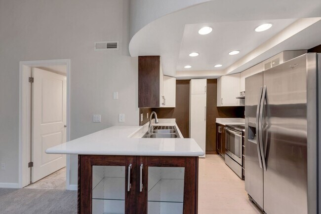 Building Photo - Great 1bed 1bath Location in Kirkland! Parking and W/S/G included in rent