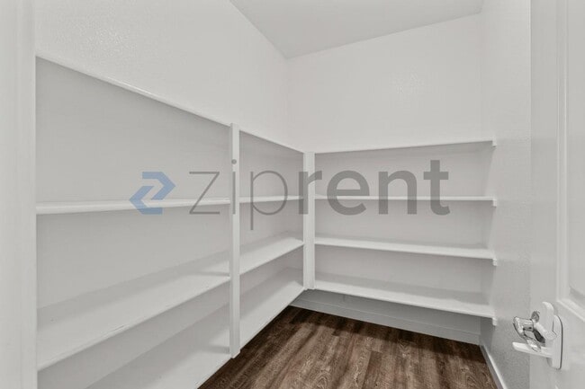 Building Photo - 136 Willowrun Wy