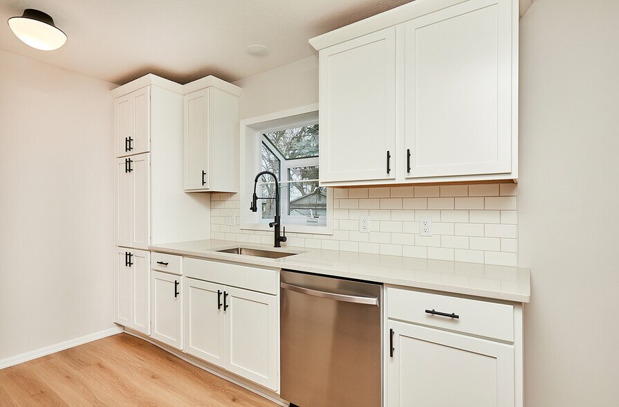 Building Photo - 409 SW Ash Dr