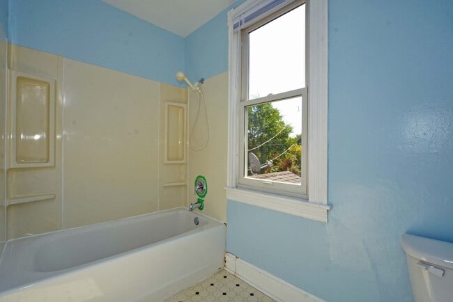Building Photo - Beautiful 3-Bed 1.5-Bath Home in St. Paul!