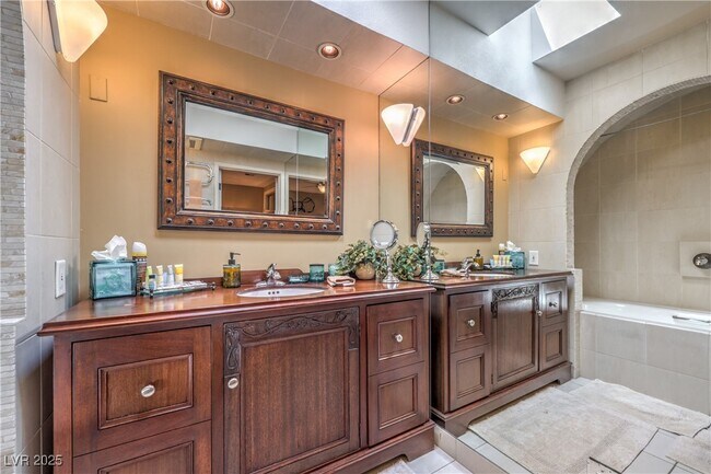 Building Photo - 2701 Alta Dr