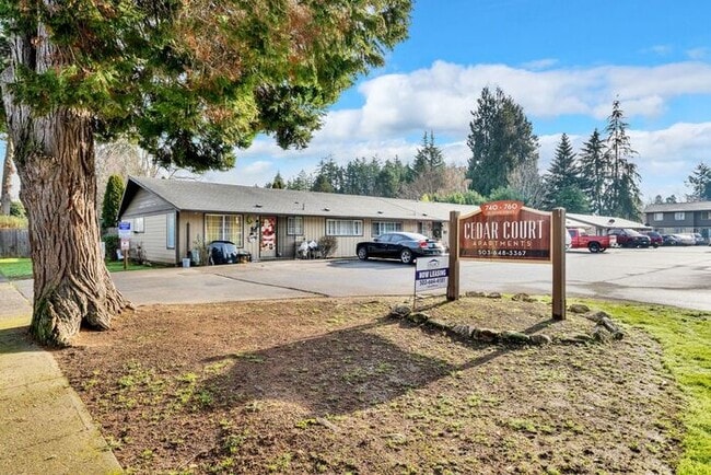 Building Photo - 3 bedroom downtown Hillsboro!! Call today-...