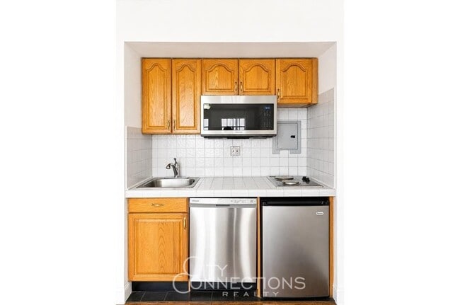 Building Photo - 320 E 42nd St
