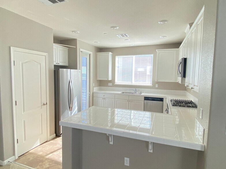 Building Photo - 527 Clover Cir