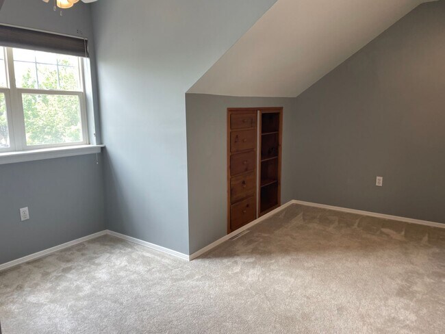 Building Photo - Luxury 3 Bedroom, 1.5 Bathroom End of Row ...