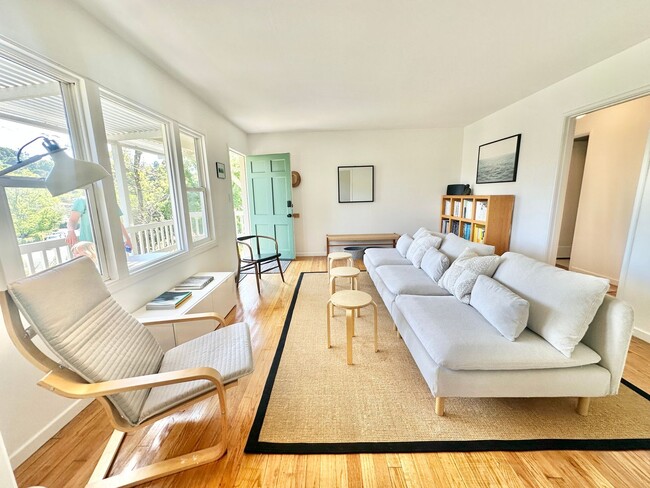 Building Photo - Stunning Sun Valley Home