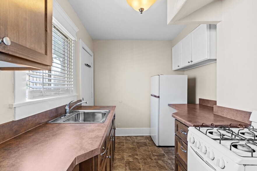 Building Photo - 1460 Gaviota Ave