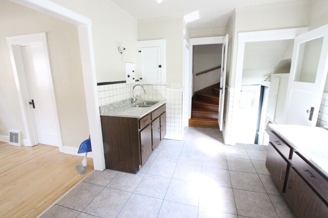 Building Photo - 3 Bedroom 1.5 Bath West Allis House for Rent