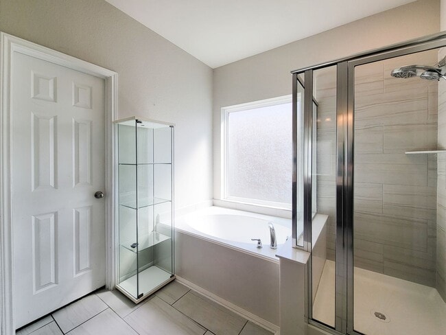 Building Photo - Live comfortably in this stunning Lake Rid...
