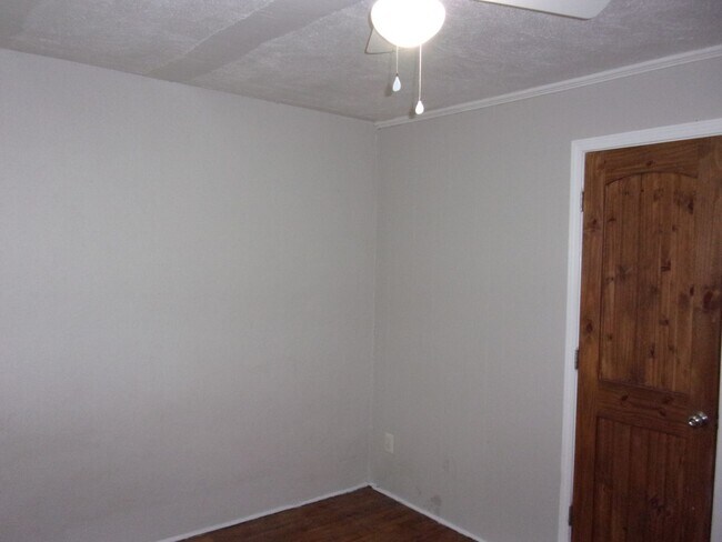 Building Photo - 2 Bedroom 1 Bath Townhome Minutes to Uptow...