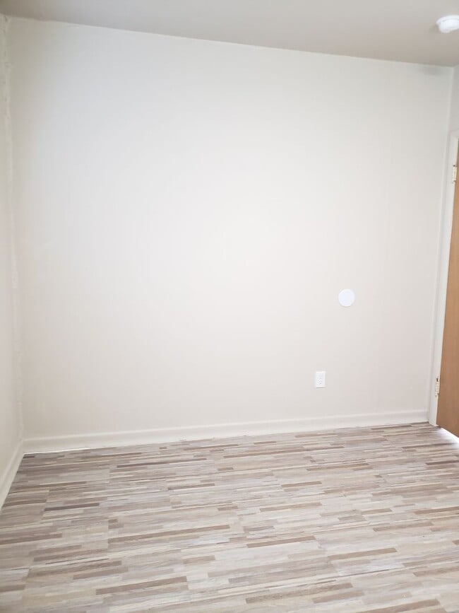 Building Photo - Cozy 1 bed, 1 bath house! Centrally located with washer & dryer!