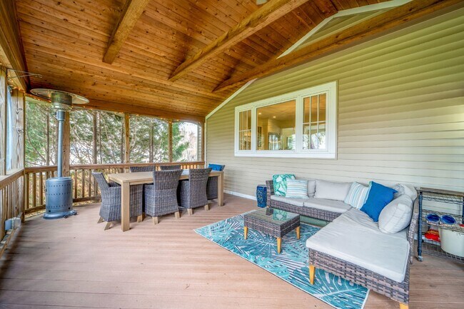 Building Photo - Stunningly Updated Home in Evergreen Meado...