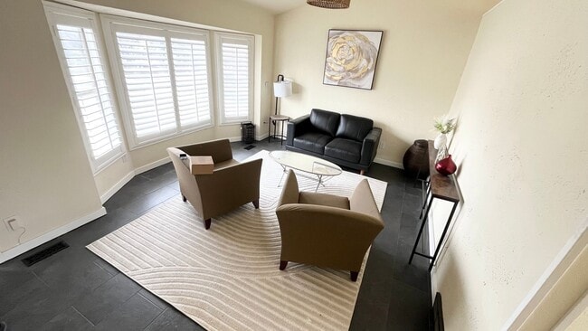 Building Photo - 5 Bedroom/4 Bathroom Home in West Valley City