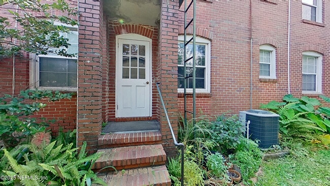 Building Photo - 1245 Belmont Terrace