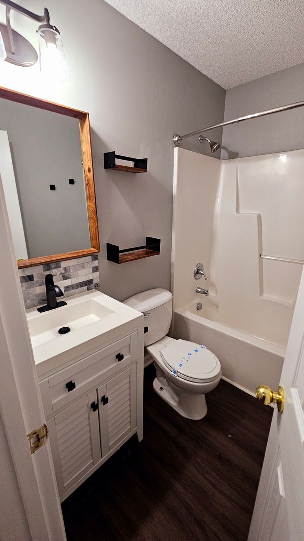 Building Photo - 4 BR 2 BA Southwest