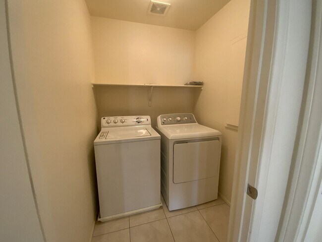 Building Photo - 4 bedrooms and 2.5 bathrooms 2-story home located in Henderson, NV!