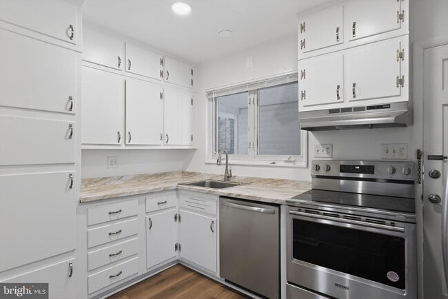 Building Photo - 5500 Ferndale St